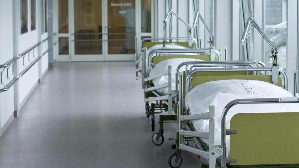 The Differences between Manual & Electric Hospital Beds